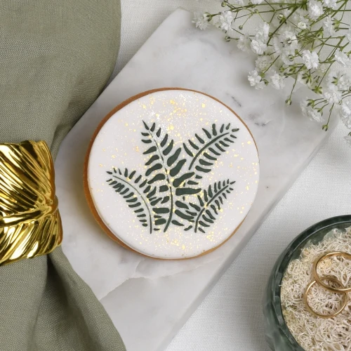 Ciasteczka z białym lukrem i motywem roślinnym