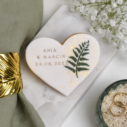 Ciasteczko maślane zdobione lukrem z motywem paproci.