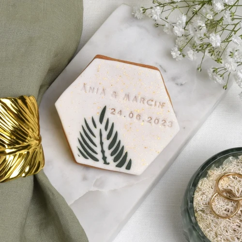 Lukrowane ciasteczko z motywem roślinnym