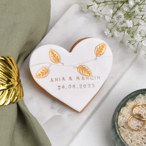 Ciastko lukrowane ze złotymi listkami