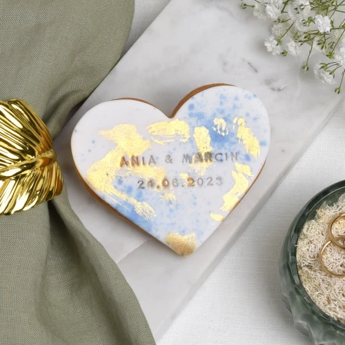 Ciastko lukrowane z motywem akwareli, oprószone jadalnym złotem