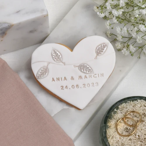 KUKI-W1403 Ciastko lukrowane Serce ze srebrnymi listkami (tłoczone).webp