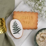 Ciasteczko maślane i midi lukrowane ciastko z motywem roślinnym