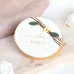 Ciastko lukrowane z motywem gałązek i kwiatów Koło