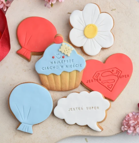 Uroczy zestaw prezentowy ze śmiesznym ciastkiem z napisem Najlepsze ciacho w mieście