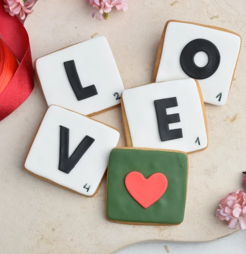 KUKI-R0643 Zestaw lukrowanych ciastek z motywem gry w scrabble (5 sztuk).webp