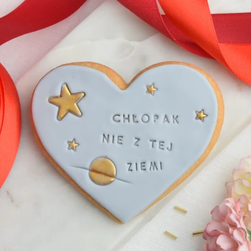 KUKI-W1366 Ciastko lukrowane Serce Chłopak nie z tej ziemi.webp