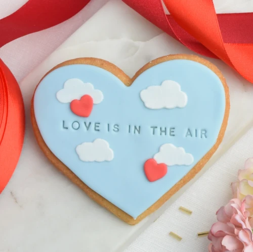 KUKI-W1490 Ciastko lukrowane Serce Love is in the air.webp