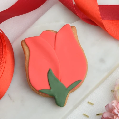 Maślane ciasteczko w kształcie czerwonego tulipana