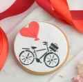 Walentynkowe ciasteczko z motywem rowerowym.