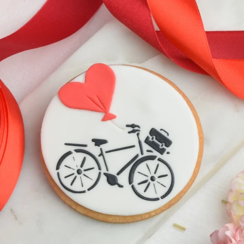 Walentynkowe ciasteczko z motywem rowerowym.