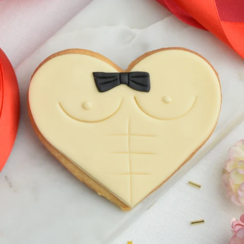 Ciasteczko lukrowane przedstawiające męski tors z sześciopakiem. Pomysł na wieczór panieński lub na walentynkową randkę.