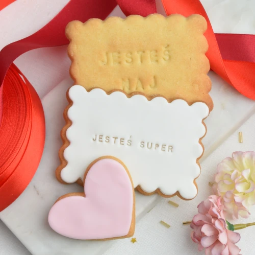 Mały zestaw ciasteczek na Walentynki pakowany w woreczek.