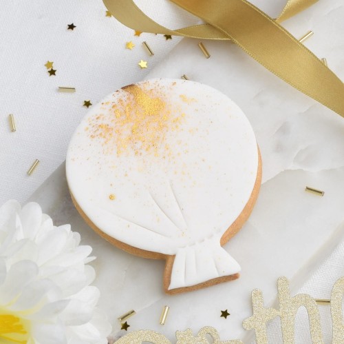 Ciasteczko maślane balonik mieniący się jadalnym złotem.