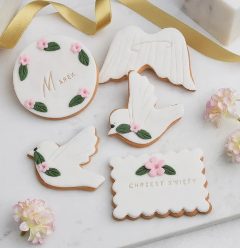 Maślane ciasteczka zdobione lukrem z motywem gołąbków