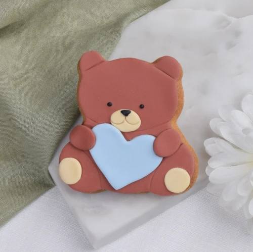 Ciasteczko lukrowane w kształcie pluszowego misia.