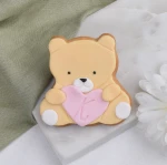 Miś z serduszkiem i literką różowy