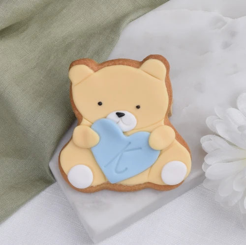 Ciasteczko lukrowane w kształcie misia trzymającego w łapkach serduszko. Ciasteczko personalizowane.