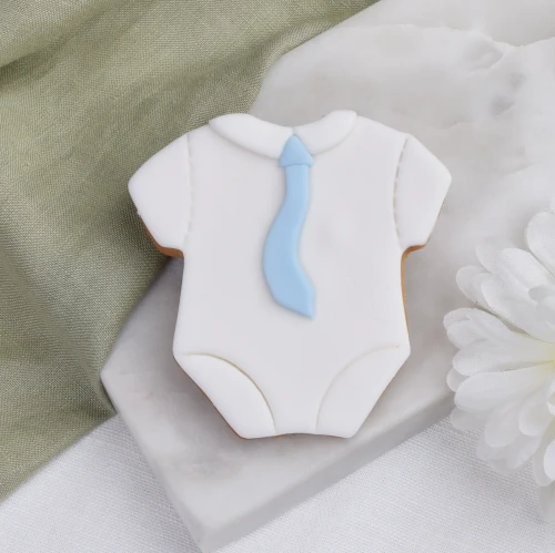 Ciasteczko w kształcie dziecięcych śpioszków. Idealna ozdoba na Baby Shower.