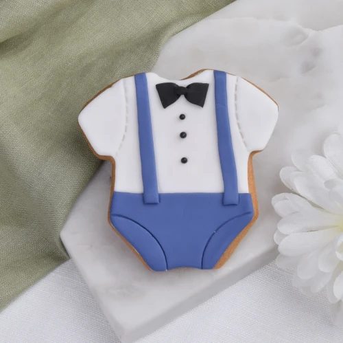 Ciasteczko lukrowane w kształcie dziecięcych śpioszków w eleganckim wydaniu.