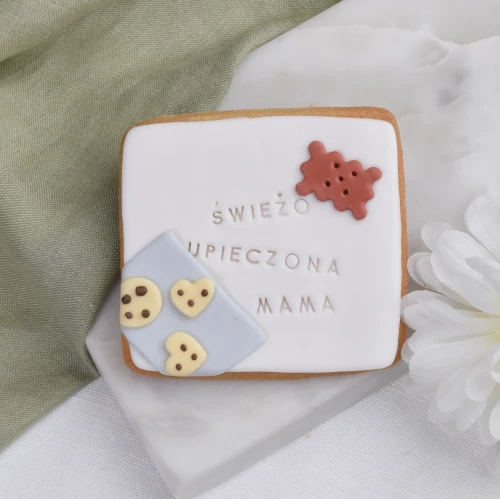 Ciasteczko na Baby Shower ze śmiesznym napisem "świeżo upieczona mama".