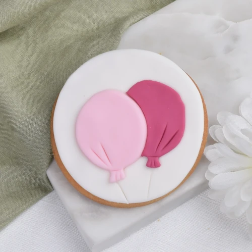 Ciasteczko z różowymi balonikami.