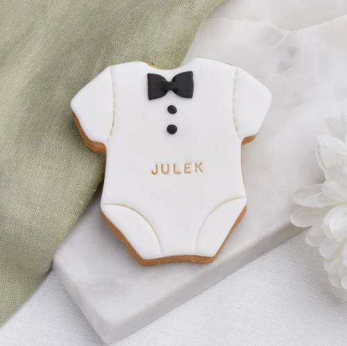 Ciasteczko w kształcie dziecięcego bodziaka z elegancką muchą.