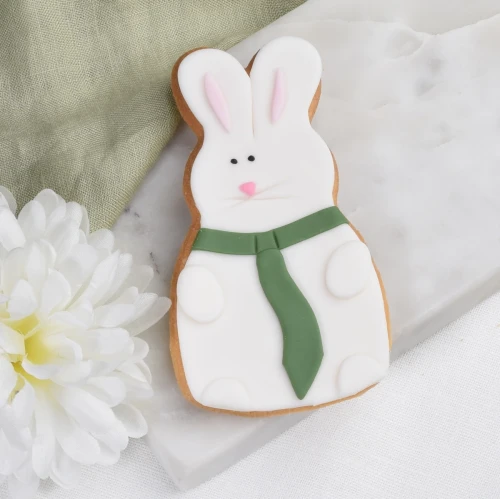 Ciasteczko zajączek w krawacie.