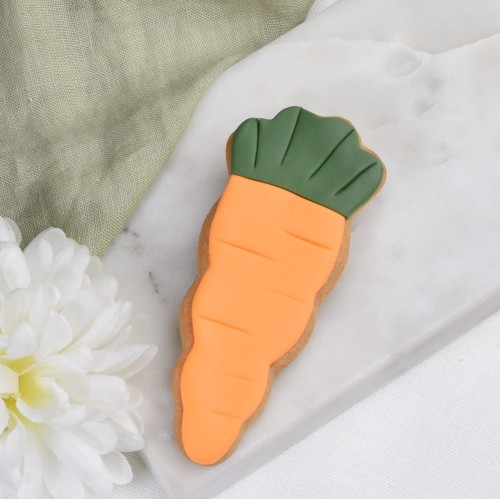 Ciasteczko lukrowane w kształcie marchewki.