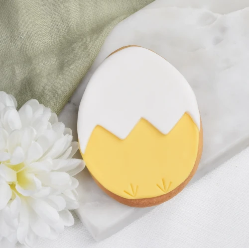 Ciasteczko lukrowane kurczaczek pod skorupką.