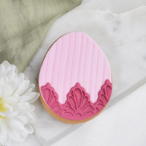 Wielkanocne ciasteczko w kształcie pisanki.