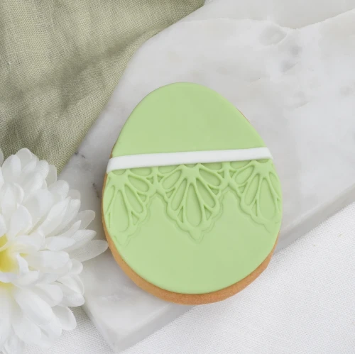 Lukrowane ciasteczko - pisanka, w wiosennych kolorach.