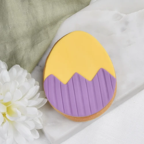 Ciasteczko lukrowane, kolorowa pisanka wielkanocna.