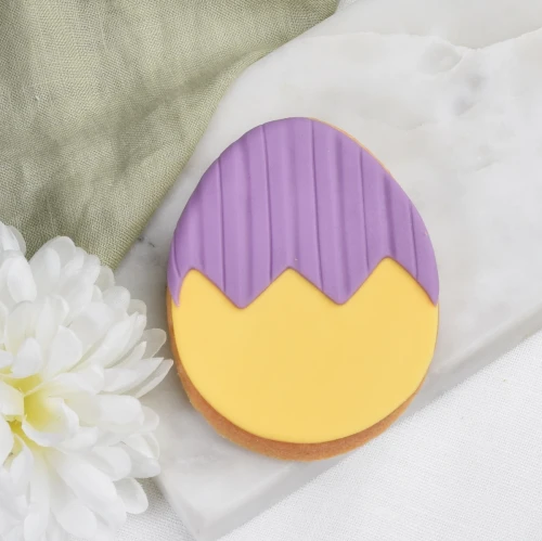 Ciasteczko wielkanocne zdobione kolorowym lukrem.