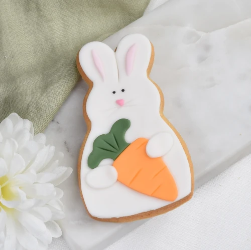 Maślane ciasteczko wielkanocny zajączek z marchewką w łapkach.