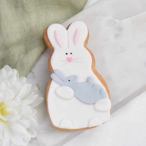 Maślane ciasteczko w formie zajączka trzymającego w ramionach dziecko (zajęcze dziecko ;)).