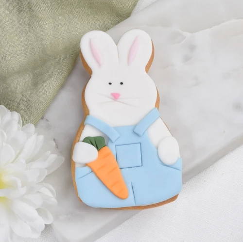 Ciasteczko maślane w kształcie zajączka w ogrodniczkach.