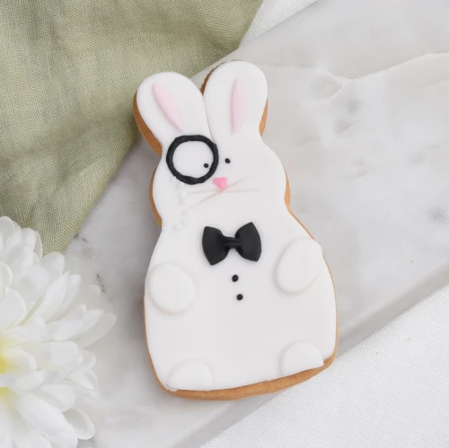 Ciasteczko lukrowane na Wielkanoc, zajączek w eleganckiej muszce.