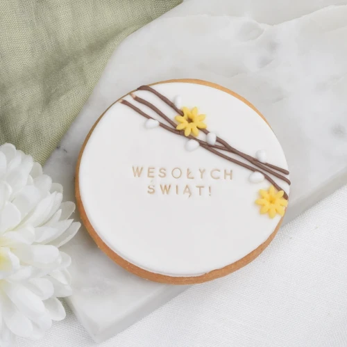 Wielkanocne ciasteczko z wiosennym zdobieniem.