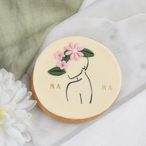 Ciasteczko lukrowane z zarysem kobiecej sylwetki.