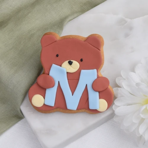 Ciasteczko miś z literką w łapkach. Idealna ozdoba na Baby Shower lub urodzinki.