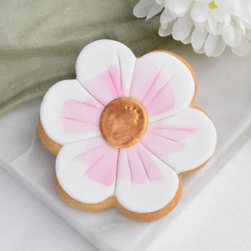 Ciasteczko kwiatek, pomalowane jadalnymi farbkami w stylu akwareli.