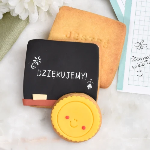 Zestaw ciasteczek z motywem szkolnym.