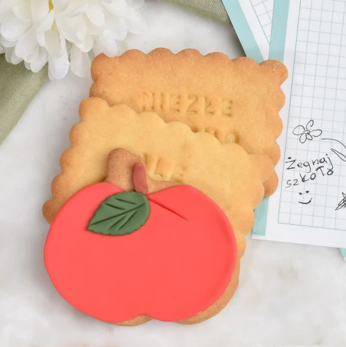 Zestaw ciasteczek maślanych, personalizowanych z uroczym jabłuszkiem.