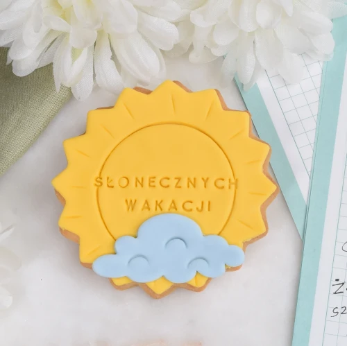 Ciasteczko maślane w kształcie słoneczka z napisem: słonecznych wakacji!
