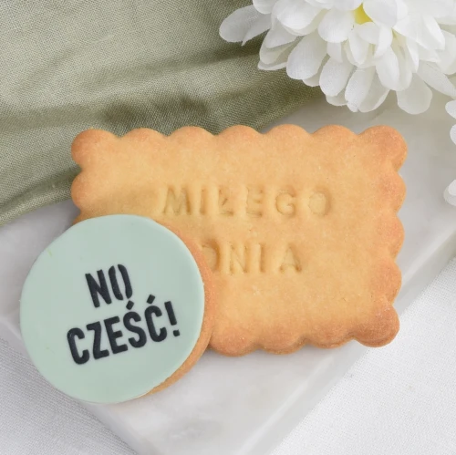 Zestaw maślanych ciasteczek zapakowany w woreczek.