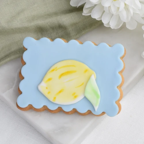 Ciasteczko lukrowane przyozdobione lukrowaną cytryną, malowaną ręcznie jadalnymi farbkami.