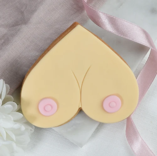 Ciasteczko lukrowane piersi.