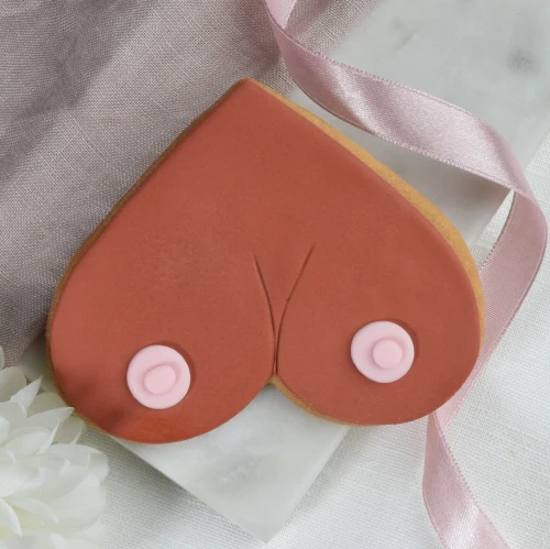 Ciastko lukrowane kobiece piersi.