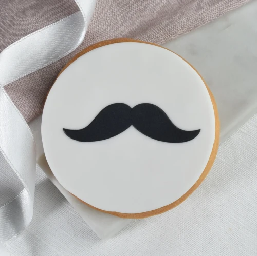 Okrągłe ciasteczko z wąsem.